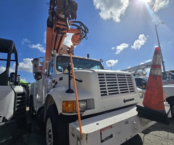 2001 INTERNATIONAL 4900 ALTEC D945 D946 POLE DIGGER DERRICK 004