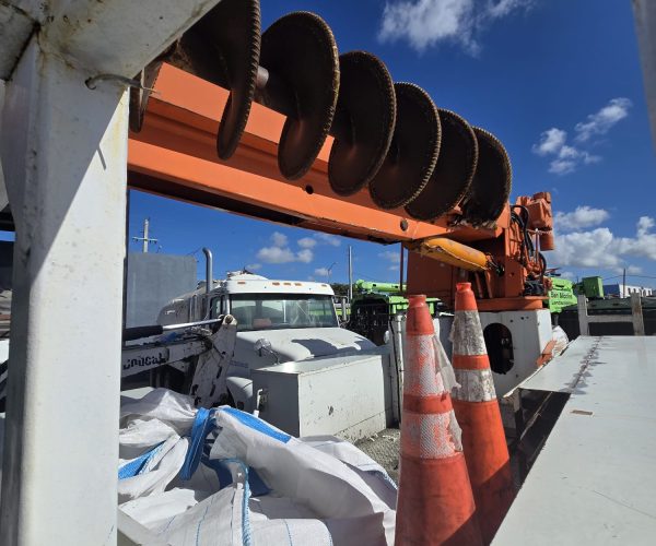 2001 INTERNATIONAL 4900 ALTEC D945 D946 POLE DIGGER DERRICK 005