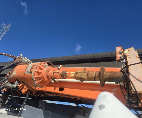 2001 INTERNATIONAL 4900 ALTEC D945 D946 POLE DIGGER DERRICK 006