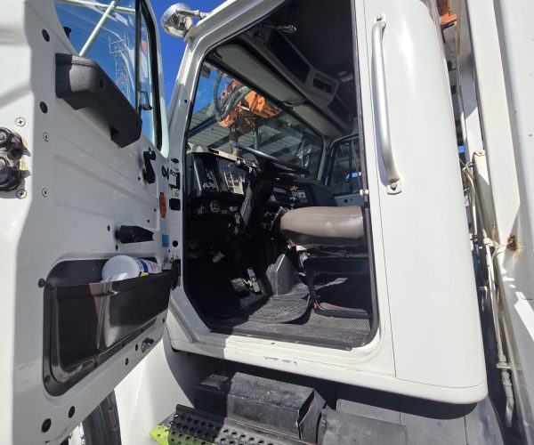 2001 INTERNATIONAL 4900 ALTEC D945 D946 POLE DIGGER DERRICK 007