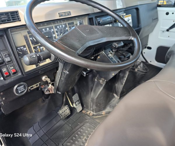 2001 INTERNATIONAL 4900 ALTEC D945 D946 POLE DIGGER DERRICK 008