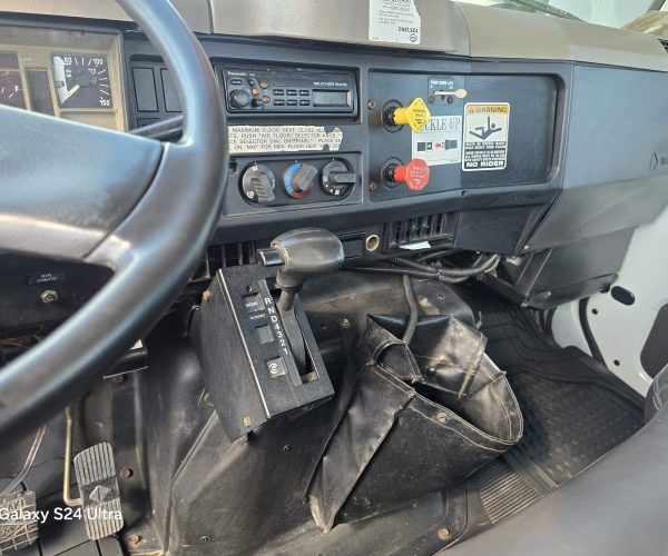 2001 INTERNATIONAL 4900 ALTEC D945 D946 POLE DIGGER DERRICK 009