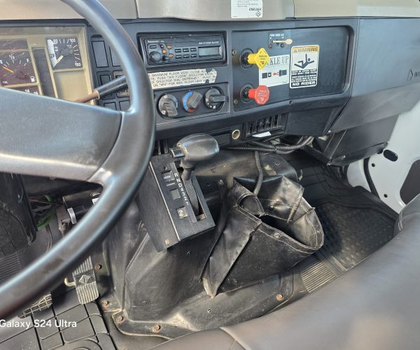 2001 INTERNATIONAL 4900 ALTEC D945 D946 POLE DIGGER DERRICK 010