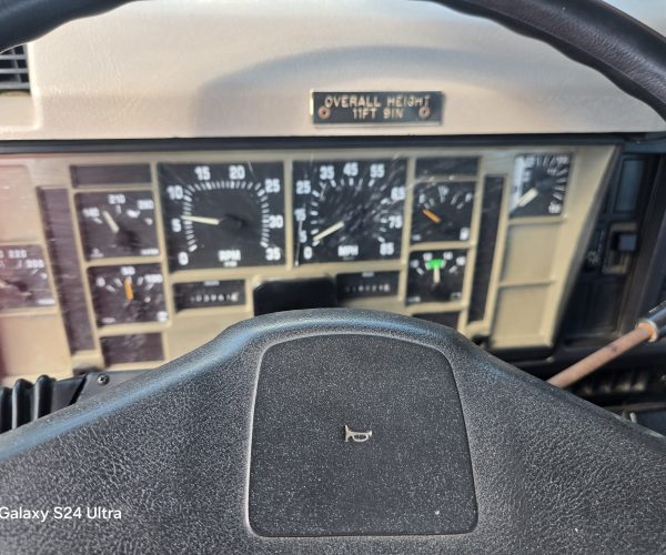 2001 INTERNATIONAL 4900 ALTEC D945 D946 POLE DIGGER DERRICK 011