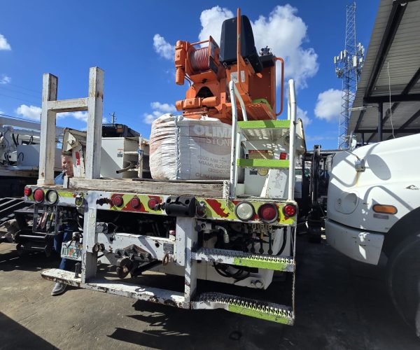 2001 INTERNATIONAL 4900 ALTEC D945 D946 POLE DIGGER DERRICK 013