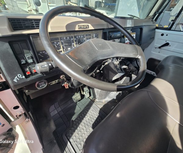 2001 INTERNATIONAL 4900 ALTEC D945 D946 POLE DIGGER DERRICK 015