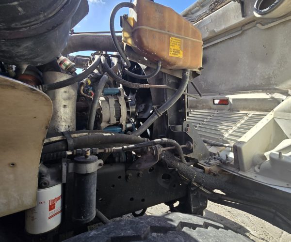 2001 INTERNATIONAL 4900 ALTEC D945 D946 POLE DIGGER DERRICK 019