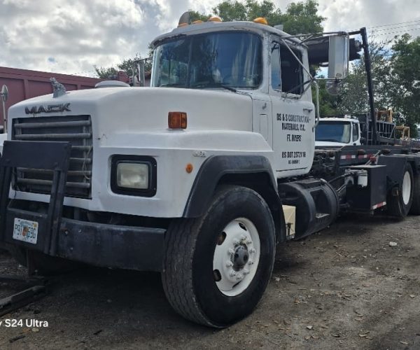 2001 MACK RD ROLL OFF TRI-AXLE 001