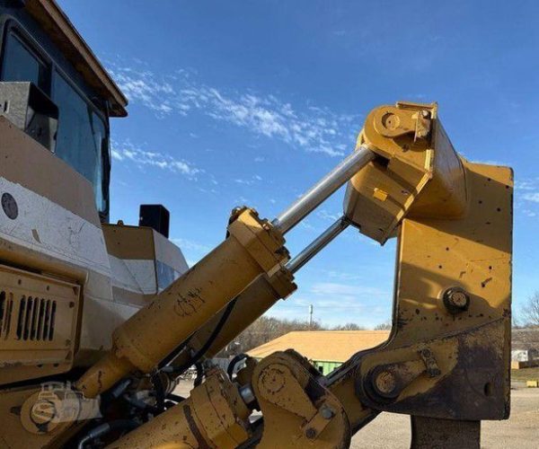 2002-CATERPILLAR-D8R-DOZER-ENCLOSED-CAB-013
