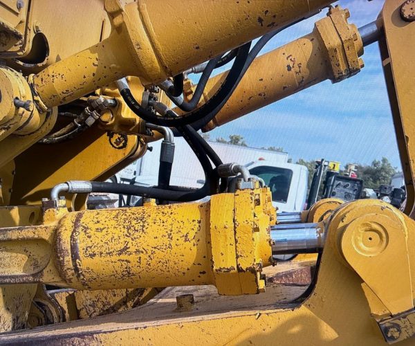2002 CATERPILLAR D8R DOZER WITH ENCLOSED CAB & MULTI-SHANK 017