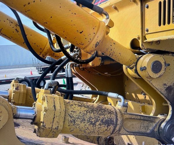 2002 CATERPILLAR D8R DOZER WITH ENCLOSED CAB & MULTI-SHANK 018