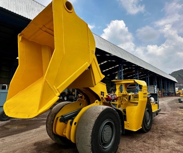 2002 EPIROC SCOOPTRAM OR LOW PROFILE LOADER 005