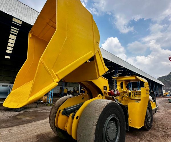 2002 EPIROC SCOOPTRAM OR LOW PROFILE LOADER 007