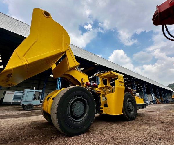 2002 EPIROC SCOOPTRAM OR LOW PROFILE LOADER 008