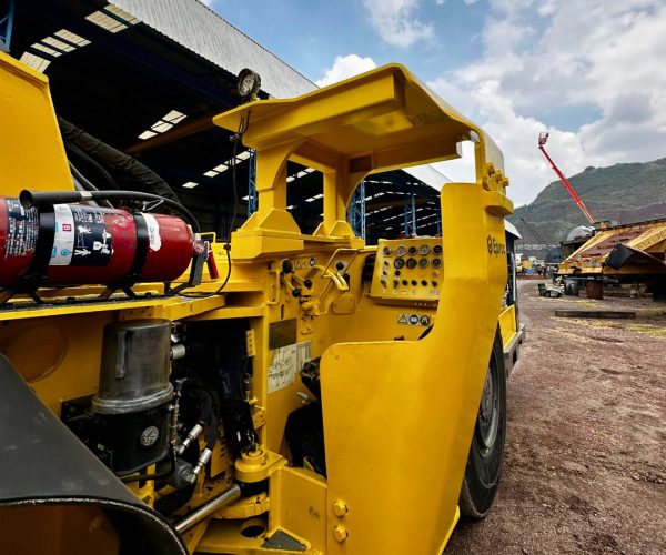 2002 EPIROC SCOOPTRAM OR LOW PROFILE LOADER 010