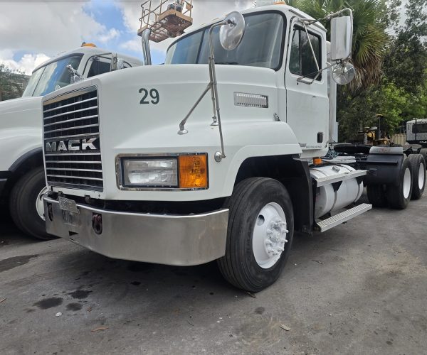 2002 MACK CH DAYCAB TANDEM & HEADACHE RACK 001