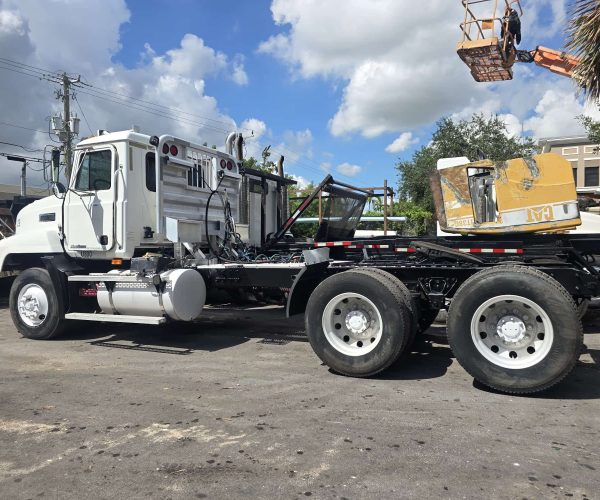 2002 MACK CH DAYCAB TANDEM & HEADACHE RACK 004