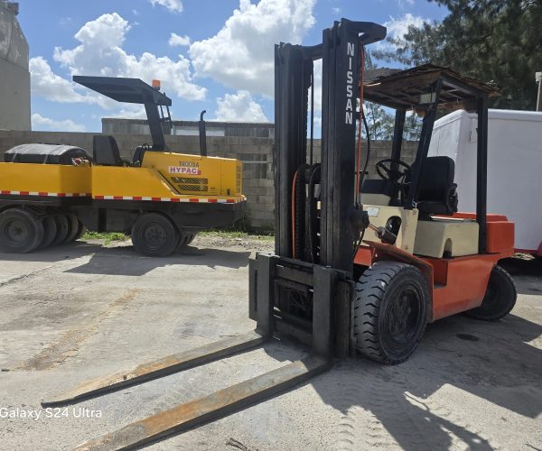 2003 NISSAN FGJ02-A30V 3 TON DIESEL FORKLIFT W 3-STAGE MAST 002