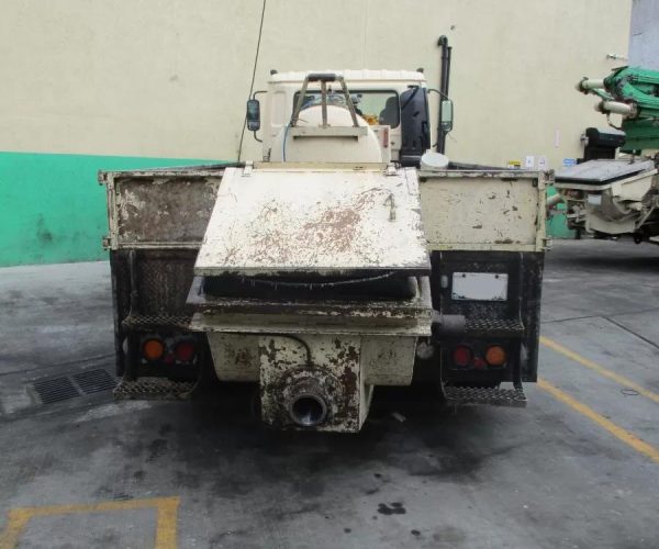 2004 B70 REED CONCRETE PUMP ON 2009 UD 2600 TRUCK 003