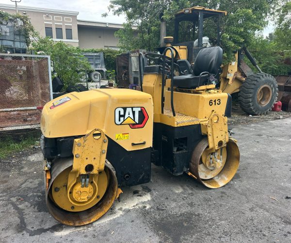 2004 CATERPILLAR CB-224D TANDEM VIBRATORY ROLLER 001