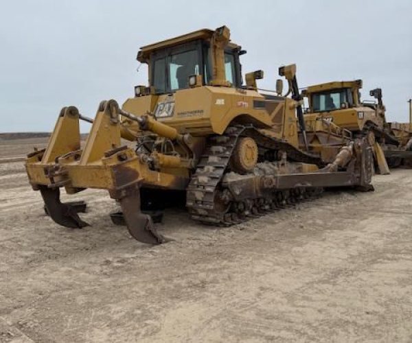2004 CATERPILLAR D8T DOZER CAB WITH REAR RIPPER AND BLADE 001