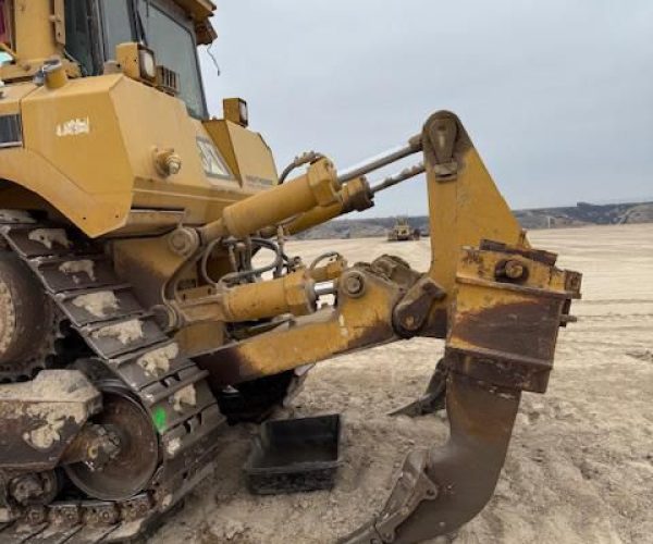 2004 CATERPILLAR D8T DOZER CAB WITH REAR RIPPER AND BLADE 004