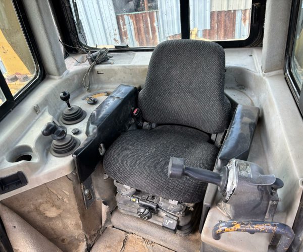 2004 CATERPILLAR D8T DOZER CAB WITH REAR RIPPER AND BLADE 007