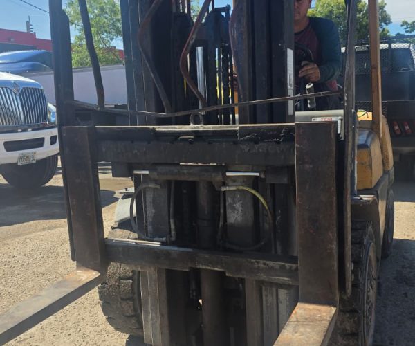 2004 FORKLIFT TCM 30, DIESEL CAPACITY 5.000 LBS 002