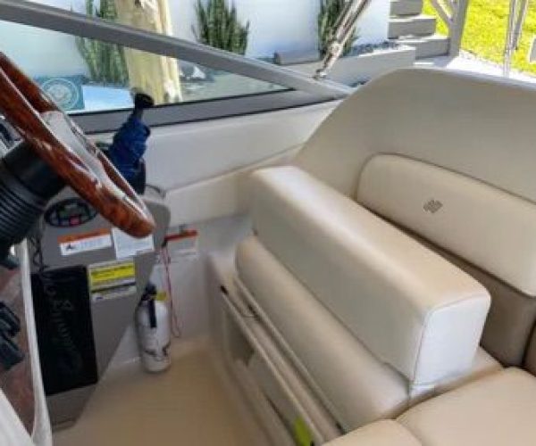 2004 FOUR WINNS 248 VISTA SPORT CRUISER VOLVO PENTA 5.7 ONLY 635 HOURS TRAILER INCLUDED 012