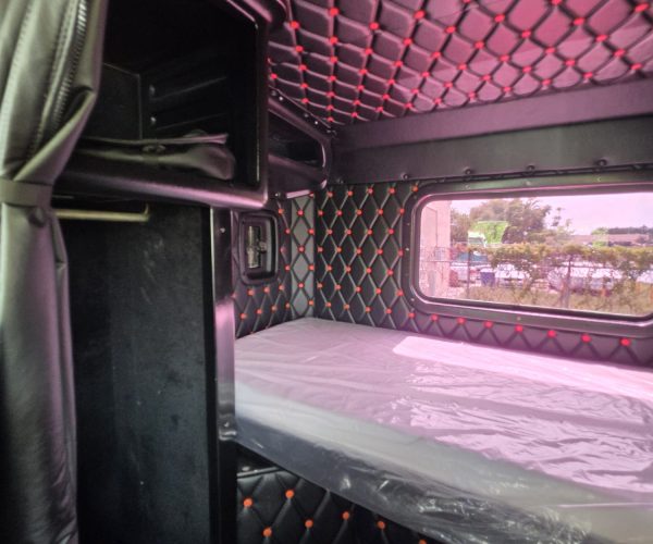 2004 PETERBILT MODEL 379 EXTENDED HOOD AWARD WINNING CUSTOM SHOW TRUCK 022