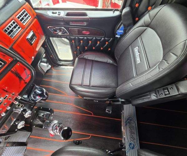 2004 PETERBILT MODEL 379 EXTENDED HOOD AWARD WINNING CUSTOM SHOW TRUCK 023