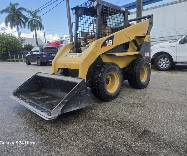 2005 CATERPILLAR 252B SKID STEER LOADER 001