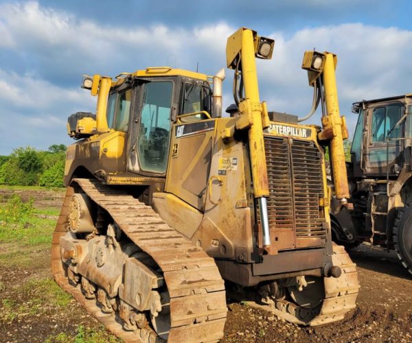 2005 CATERPILLAR D8T DOZER ENCLOSED CAB W RIPPER & BLADE 003