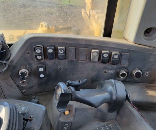2005 CATERPILLAR D8T DOZER ENCLOSED CAB W RIPPER & BLADE 009