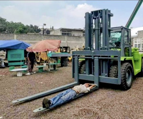 2005 CLARK C500Y HEAVY DUTY FORKLIFT DIESEL LIFT CAPACITY 30000 LBS 13600 KG 005