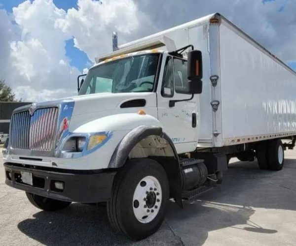 2005 INTERNATIONAL BOX TRUCK 26 LONG WITH ALUMINUM LIFT GATE 001