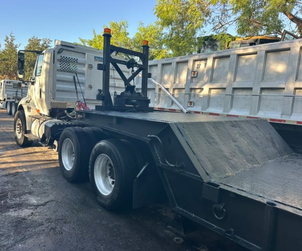 2005 INTERNATIONAL DAY CAB TANDEM AXLE TRUCK W WET 005