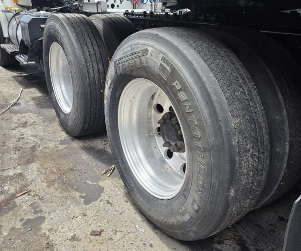 2005 INTERNATIONAL DAY CAB TANDEM AXLE TRUCK W WET 013