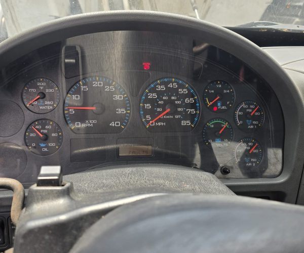 2005 INTERNATIONAL DAY CAB TANDEM AXLE TRUCK W WET 019