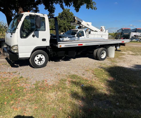 2005 ISUZU TOW TRUCK FLAT BED 18FT WITH HITCH 002