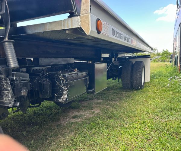 2005-ISUZU-TOW-TRUCK-FLAT-BED-WHEEL-LIFT-18FT-LONG-FLAT-2-CARS-013