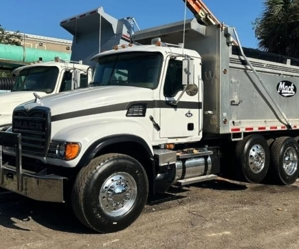 2005 MACK CV713 DUMP TRUCK TRI-AXLE. ORIGINAL 001