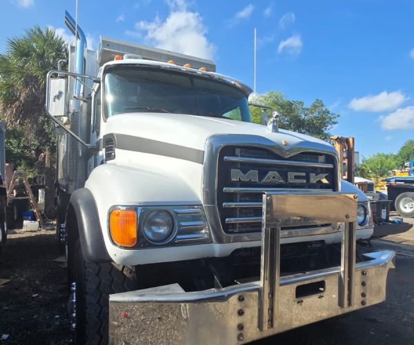 2005 MACK CV713 DUMP TRUCK TRI-AXLE. ORIGINAL 002