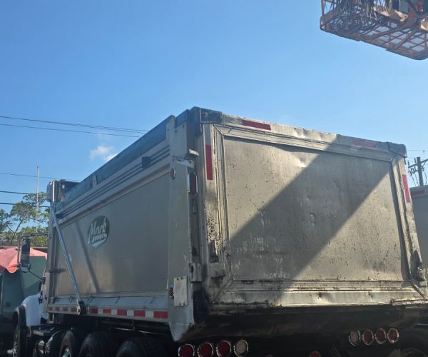 2005 MACK CV713 DUMP TRUCK TRI-AXLE. ORIGINAL 008