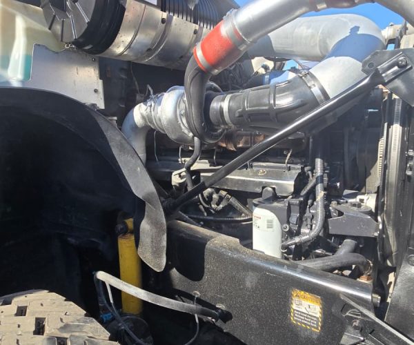 2005 MACK CV713 DUMP TRUCK TRI-AXLE. ORIGINAL 013