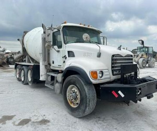 2005 MACK GRANITE CONCRETE MIXER 002