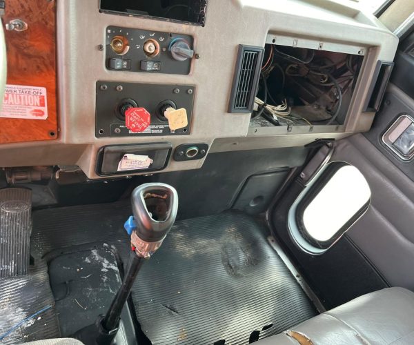 2005 PETERBILT 330 DUMP TRUCK TANDEM AXLE WLIFT AXLE 009