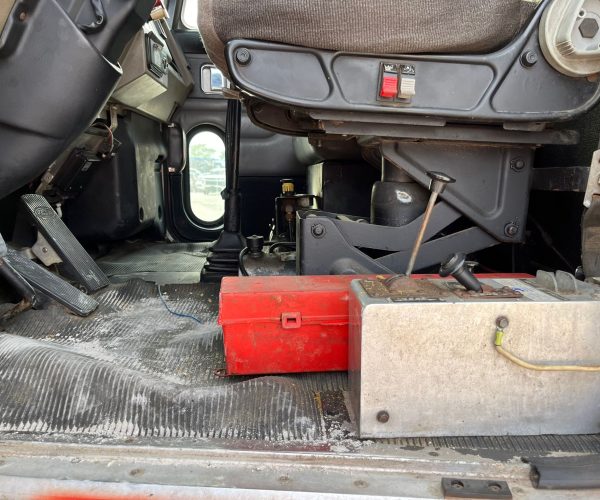 2005 PETERBILT 330 DUMP TRUCK TANDEM AXLE WLIFT AXLE 011