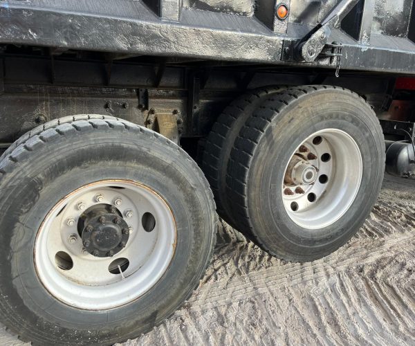 2005 PETERBILT 330 DUMP TRUCK TANDEM AXLE WLIFT AXLE 013