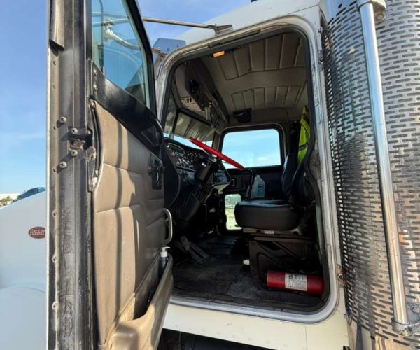 2005 PETERBILT 357 DUM TRUCK TRI-AXLE 007